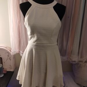 Elegant White Sleeveless Dress